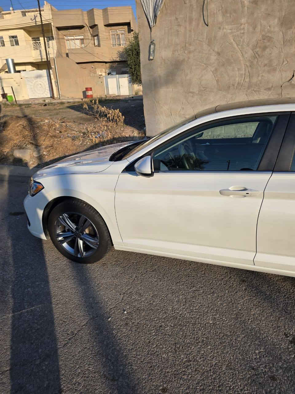 للبيع جيتا se موديل ٢٠٢٤ لون ابيض وارد أمريكي ماشية ٥٢ الف قابل للزيادة 
موصفات 
١ _سقف بنوراما كهربائي 
٢ - مقاعد جلد هيتر 
٣ - مقعد السائق كهربائي 
٤ - تحكمات سترين 
٥ - مكيف مناخين 
٦ - شاشة كبيرة 
٧ - محرك 1500 تيربو 
٨ - ويل كب حجم 16 
٩ - لايت زينون اصلي 
١٠ - مرايا أوتو دم
وباقي الموصفات معروفه لل se 
#الضرر  
موضح بالصورة اربك سترين مرجع سستم 
السيارة بدون اي تعديل أو صبغ او بارد شرط السونار  
السيارة رقم دهوك جديد 
للإستفسار 
***********
موصل / الجانب الايسر 
#ملاحظة 
السيارة للبيع او المراوس بسورنتو حديث  وحسب الاتفاق
