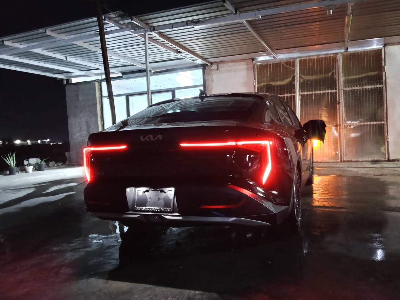 السلام عليكم ورحمة الله وبركاته كي فور موديل 25 حادث كما موضح بالصور بنيد مصبوغ دعاميه نفس الون جاهزه بالا رقم منفيس بسمي فول ما عدا الفتحه والجلد سعر 160 وبيها مجال مكان السياره بغداد الغزاليه ***********
