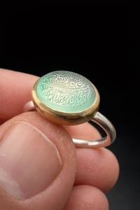 خاتم بحجم حبة الحمص من القطع النواعم الموديل الملائي بحجر العقيق الاخض...