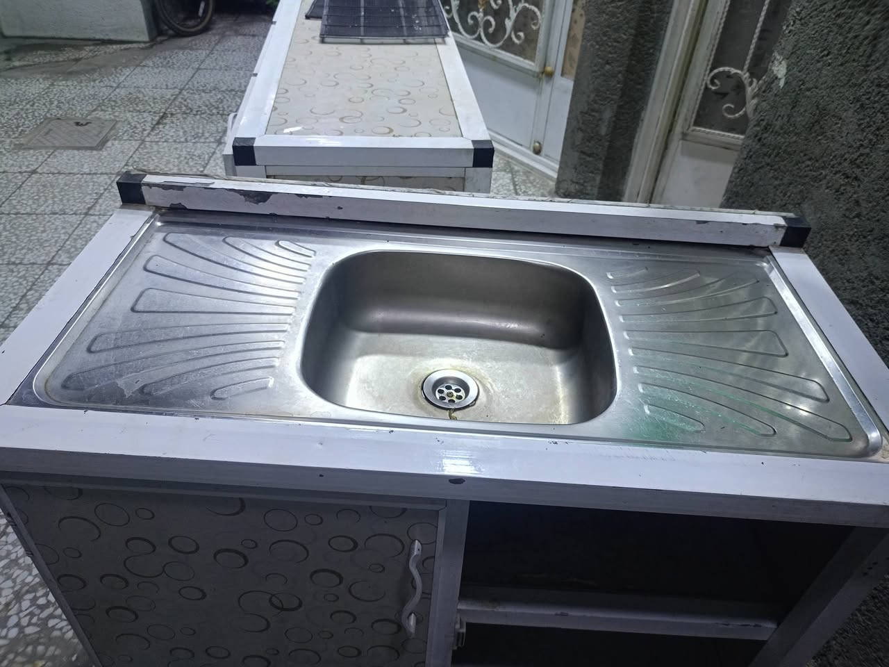 عندي هاذا الكاونتر للبيع نظيف فقط هاذا الباب خالع وموجود السعر 200 الف وبيه مجال بغداد مدينة الصدر ت ***********
