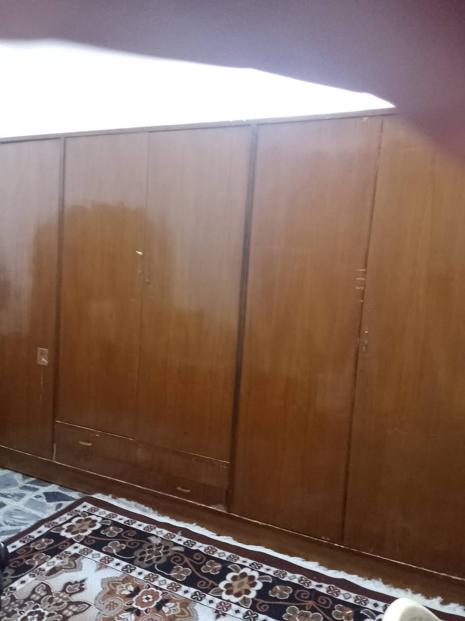 اسلام عليكم غرفة للبيع ست ابواب وميز تواليت وجرباية وكومديات كاملة السعر 600 مع دوشك اجرباية لاستفسار على الرقم *********** منطقة الراشدية
