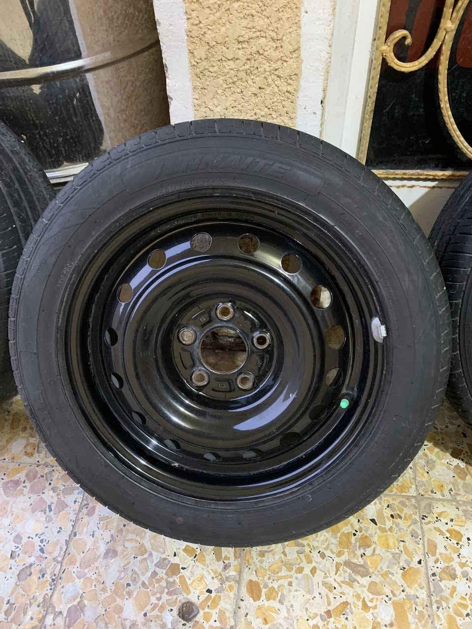 سلام عليكم تخم ويل وتاير جدد كلش نضيفات مستخدمات اقل الشهرين حجم ١٦ يرهمن جميع السيارات النتره سيراتو فورتي كورله مكان بغداد المحموديه سعر ٢٢٥ وبيهن مجال *********** بي واتساب
