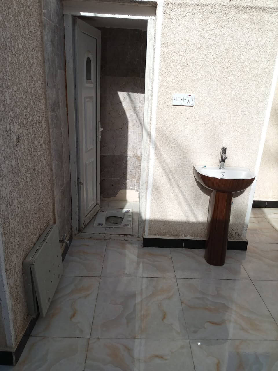 السلام عليكم دار للبيع بغداد الحسينية بداية مسقط شارع المدارس 100متر طابق ونص طابو وصرف باسمي بيت يحتوي على مدخلين حوش جبير واستقبال وغرف ومطبخ وحمام داخلي وخارجي ومنور وطابق الثاني سويت بيت ع شارع عشرين يحتوي على تانكي ثنين وكيزر وماطور وانترنيت وسحب السعر 65وبي مجال بسيط للاستفسار هذا رقم***********
