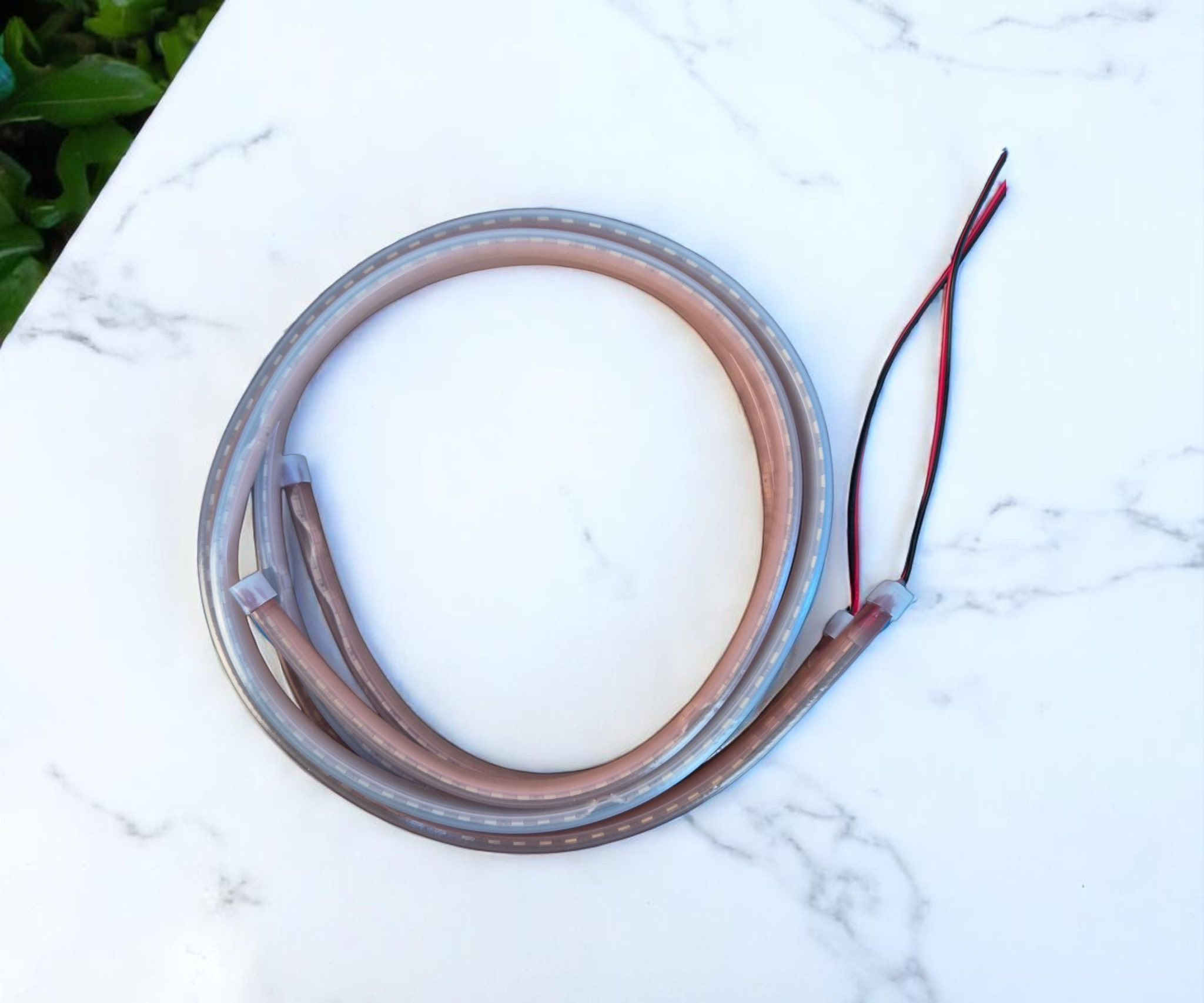 إضاءة LED ترحيب وتحذير لباب السيارة – نمط ووقاية في آن واحد
الاستخدامات:
يُستخدم كإضاءة ترحيبية أنيقة عند فتح باب السيارة.
يعمل كتحذير ضوئي للسائقين الآخرين عند فتح الباب لتجنب الحوادث.
مناسب لجميع أنواع السيارات لتوفير مزيد من الأمان في المواقف الليلية أو الإضاءة الضعيفة.
المميزات:
نمط إضاءة: Flash Style لمظهر عصري ومميز.
مقاوم للماء بمعيار IP68، مناسب لجميع ظروف الطقس.
تصميم DIY سهل التركيب دون الحاجة لفني.
إضاءة عالية الوضوح (High Brightness) توفر رؤية واضحة.
متوافق مع أغلب موديلات السيارات.
يضيف لمسة جمالية وحماية في نفس الوقت.
محتويات الصندوق:
2 × شريط LED (طول كل شريط 120 سم).
أسلاك توصيل كهربائية (سلك أحمر وأسود).
التغليف: صندوق مقاس 18 × 18 × 3 سم.
ملاحظات:
يتم توصيل السلك الأحمر بالقطب الموجب لإضاءة الترحيب في السيارة، والأسود بالقطب السالب.
يُنصح باختبار القطبين الموجب والسالب بمفتاح فحص قبل التوصيل.
تأكد من تنظيف سطح الباب جيدًا قبل تثبيت الشريط لضمان الالتصاق الجيد.
يُفضّل مشاهدة فيديو تركيب مفصل (كما هو مذكور على العلبة) إن لم تكن لديك خبرة سابقة.


**إذا كنت صاحب هذا الإعلان وتريد حذفه لأي سبب، رجاءا أرسل رسالة إلى الدعم الفني**