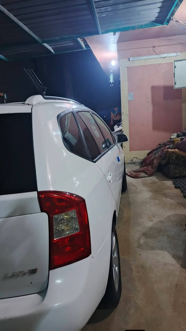 سلام عليكم سياره كيا روندو 2007لون ابيض مكينه سته سلندر 2700 السياره بيه بس دوسات صبغ ولباقي مكفول كفاله عامه تبريد قطعتين ثلج لايتات زنون سياره شادله شاشه  مكينه وكير وحداديه مكفوله تخم تاير جديد السعر 108وبيه مجال حك الجيه مكان السياره كربلاء رقم ***********
