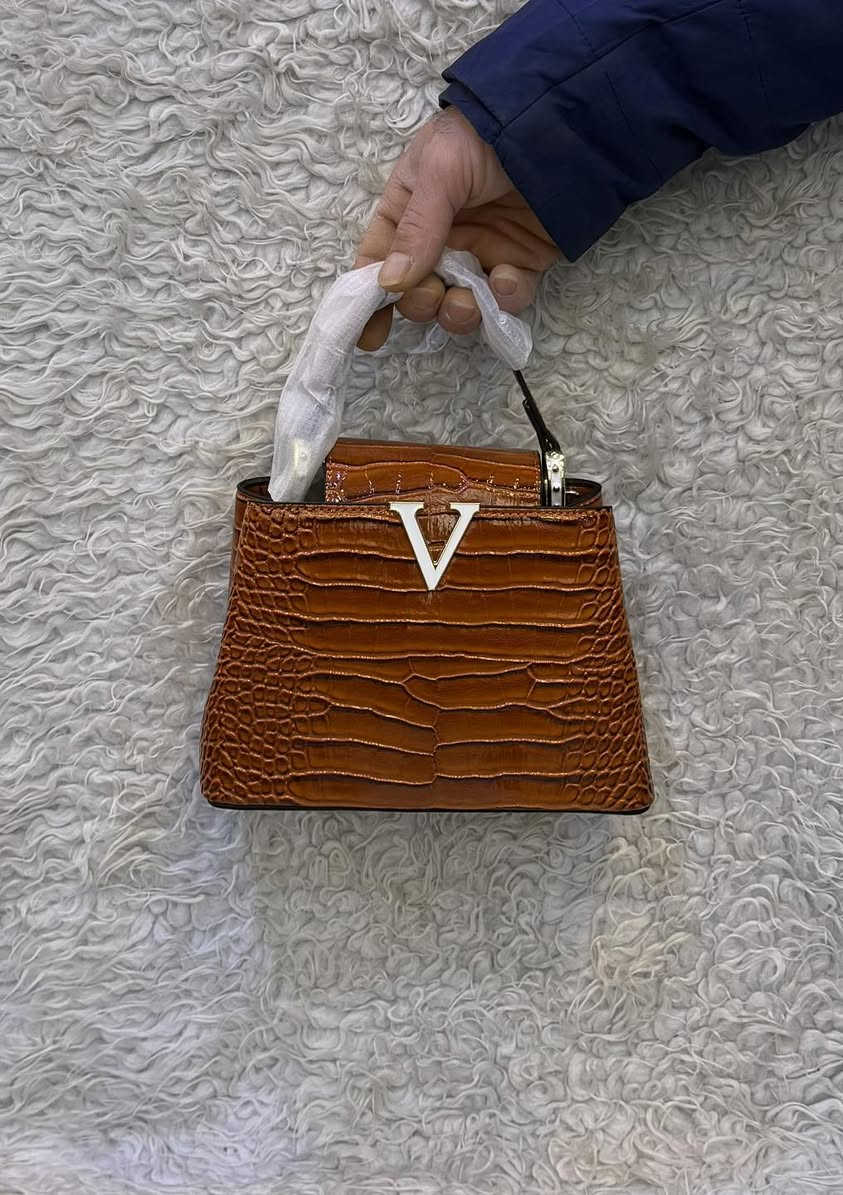 سلاو 😍👋 مرحبا 👋🧡 ANA SHOES 
جبنالكم حقايب نسايً ماركه  موجود 5الوان
العنوان كركوك قادسيه الثانيه بدايه سايدين ابو
 خطاب  توصيل جميع محافظات
الاتصال على هذا الرق***********
