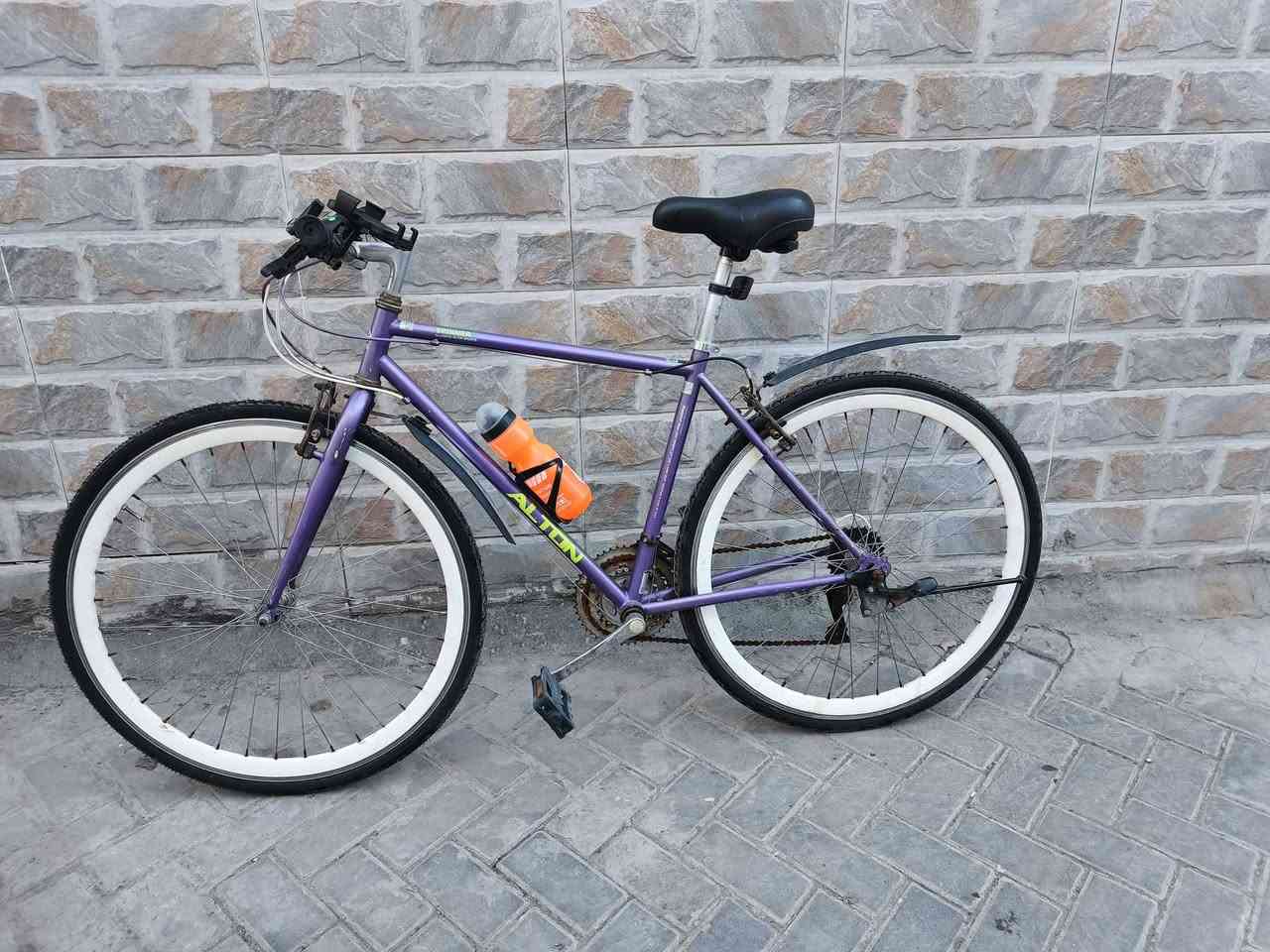 ALTON التون
من الماركات الشهيره والمميزه قياس 28 
قطعه وضع شركه بدالات3×7 جديد استعمال قليل تايرات جدد 
جوابة جدد بايسكل كلش نظيف مكاني مدينه صدر حي الاكراد 
*********** سعر 180
