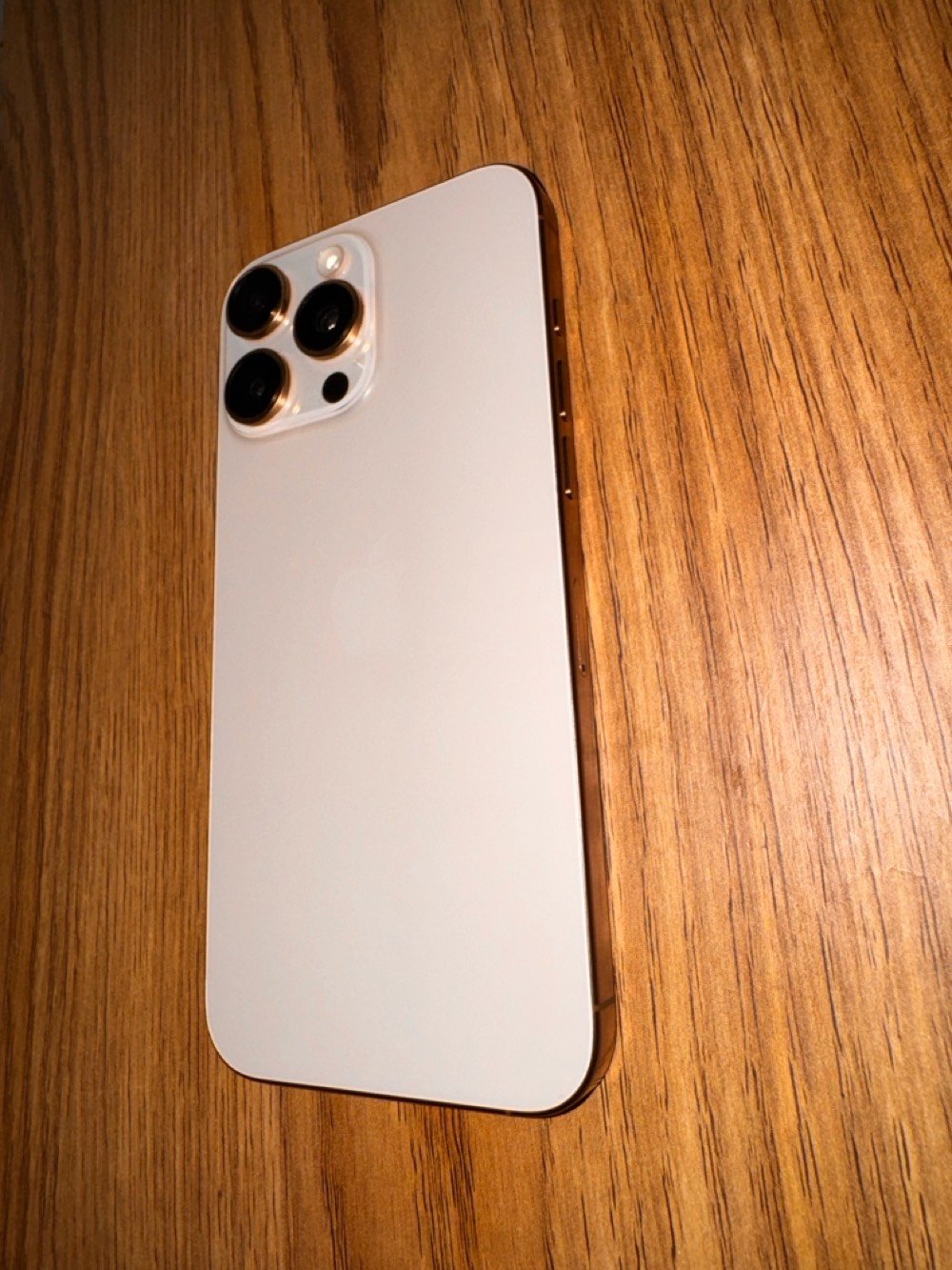 للبيع آيفون 16 برو ماكس (iPhone 16 Pro Max)
 اللون: ذهبي (Gold).
 المساحة: 256 جيجابايت.
 صحة البطارية: 97%.
 الضمان: الجهاز داخل ضمان ماستر.
 الحالة الفنية: الجهاز بحالة الوكالة، لم يسبق له الدخول لأي صيانة (شرط الفحص).
 الحالة الخارجية: الشاصي نظيف جداً ومضمون من أي شخط أو خدش، استعمال راقي جداً.
 السعر: 1,500,000 دينار عراقي (وبيه مجال للطيبين).
 المكان: بغداد.
 للتواصل: ***********.
الجهاز أخو الجديد، جاهز للاستخدام المباشر. للمهتمين بالشراء يرجى الاتصال أو المراسلة.