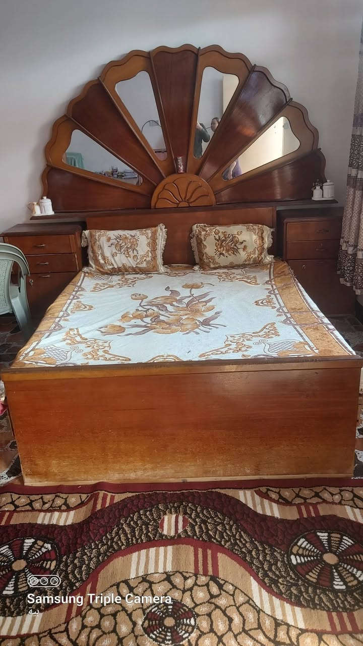 اسلام عليكم
تخت للبيع 
السعر ٨٠ وبي مجال 
الاتصال عل الرقم ***********
