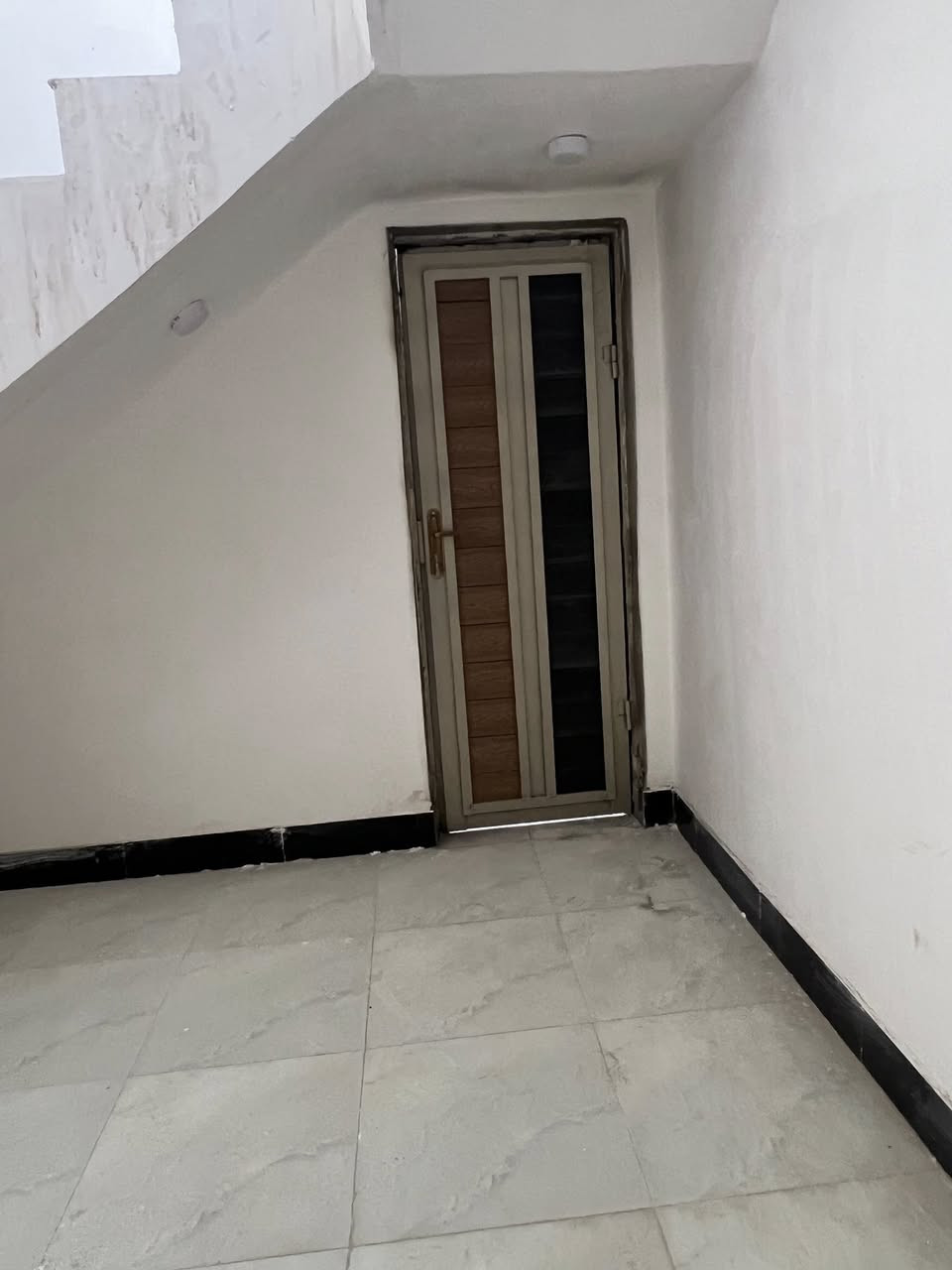 من رخصت الجميع يوجد لدينا بيت مساحه 200 م بناء درجه اولئ في الصخيين
قرب الحولي 

***********
