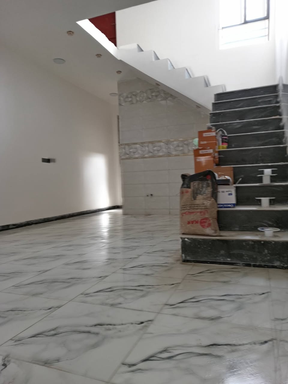 مشتمل للبيع في منطقة السفحه الثانيه بل 8 الاف خلف شارع أحمد الوائلي بيتونه مسكوفه سندوج جاهز للسكن ماء وكهرباء بلباب بأسمي ينباع نقد 53 اوبيه مجال للاستفسار ***********
