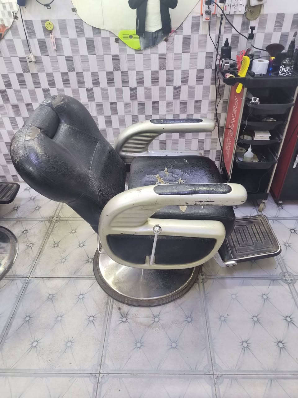 كراسي حلاقة للبيع بسعر جيد للتواصل الدخول للخاص او الأستفسار على الرقم ***********
