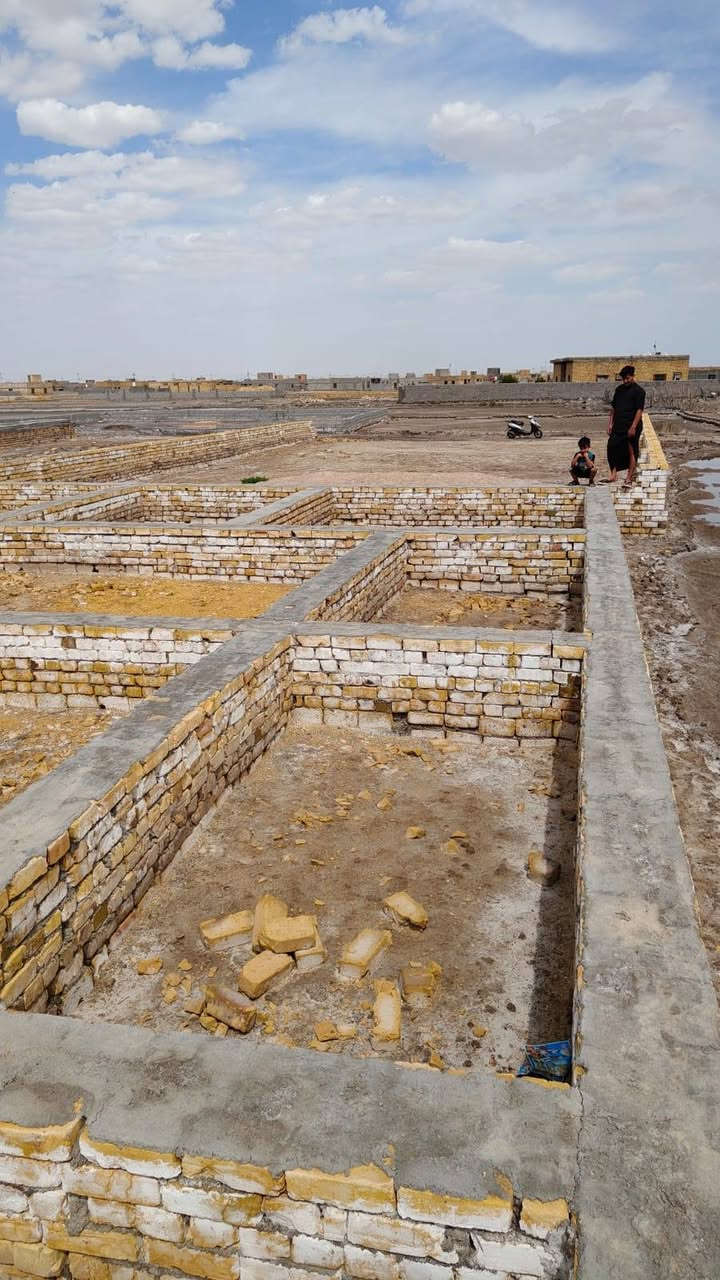 قطعة للبيع بحي الزهراء قرب البرج يم خالد راضي مساحتها ٥٠٠ متر مشيد عليها اساس للاستفسار الاتصال على الرقم *********** او مراجعة مكتب عقارات املاك الخضر مقابل ثانوية الاندلس للبنات نستقبل عروضكم العقاريه
