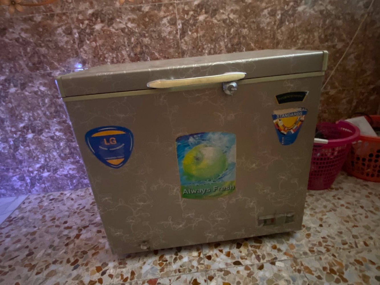 ثلاجة ومجمدة جديدات ونظيفات مابيهن شي للبيع بسعر 600 وبيهن مجال للتواصل عبر رقم الواتساب ***********