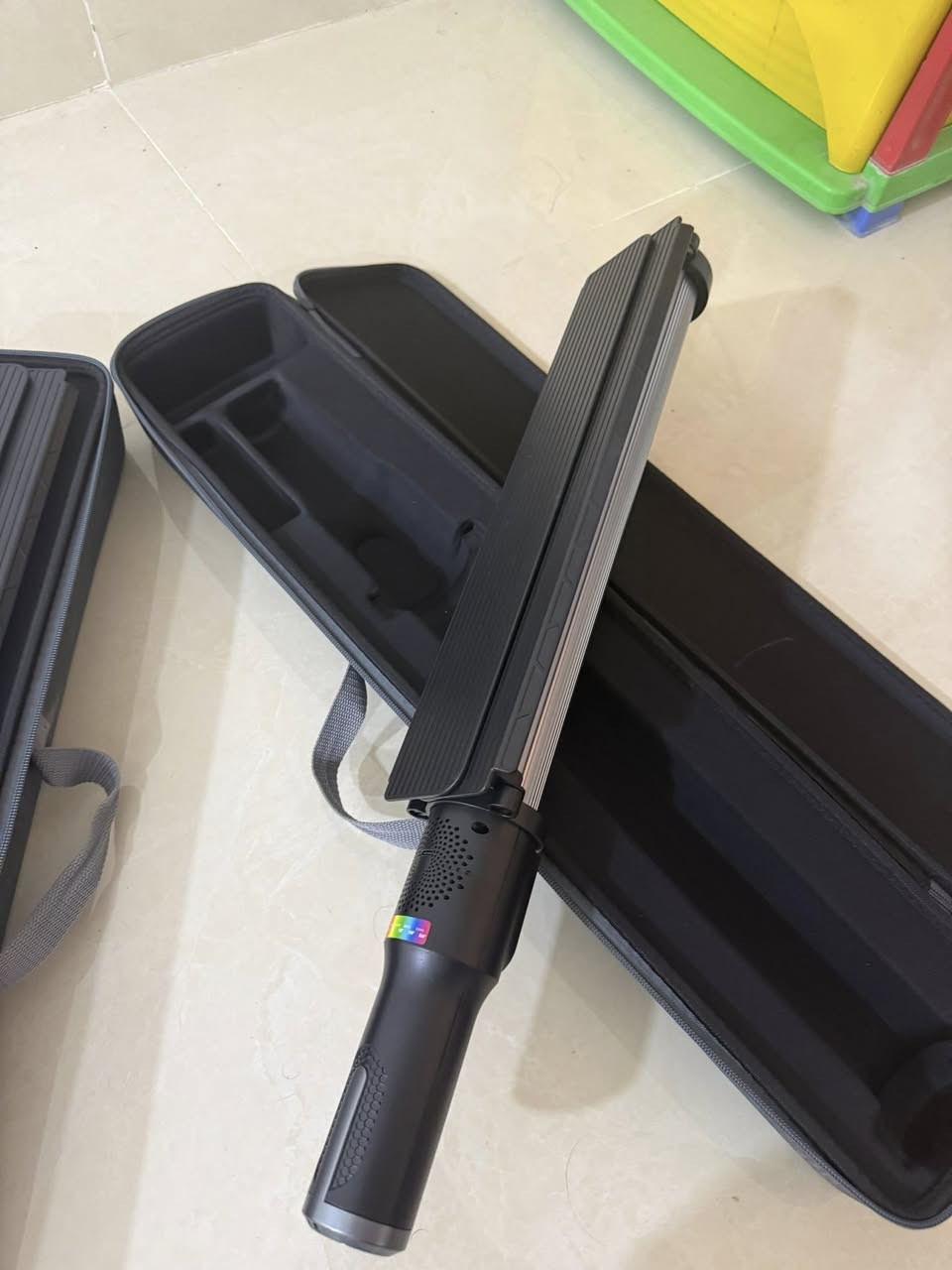 البيع
اتصال على رقم ‭٠٧٧٥ ١١٥ ١٠٩٣‬
او واتساب فقط 📞
ضاءة احترافية من نوع RGB بقوة 60 واط مناسبة للتصوير الفوتوغرافي والفيديو وصناعة المحتوى تتميز بإمكانية تغيير الألوان بالكامل (RGB) مع تحكم بدرجة حرارة اللون تعطيك إضاءة ناعمة وقوية بنفس الوقت
 • مناسبة الريلز اليوتيوب وتصوير المنتجات
 • بطارية قابلة للشحن وسهلة الحمل
 • تحكم بالإضاءة والألوان بدقة
 • تصميم عملي وخفيف
