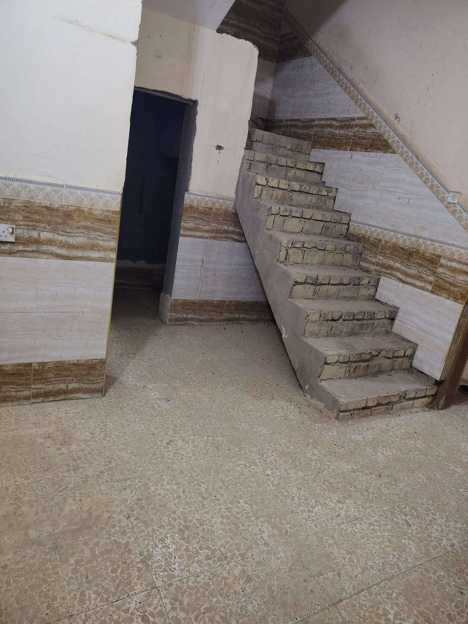 منطقة عبجيه يبعد عن مستشفى الحكيم 500 متر
100 متر طابقين ركن مربع
الطابق الارضي
ديوانيه و غرفه ومطبخ وصحيات
الطابق الثاني
3 غرف و مطبخ غير كامل البناء
صحيات خارجيه
البيت فارغ حاليا
سعر الايجار 300
***********
