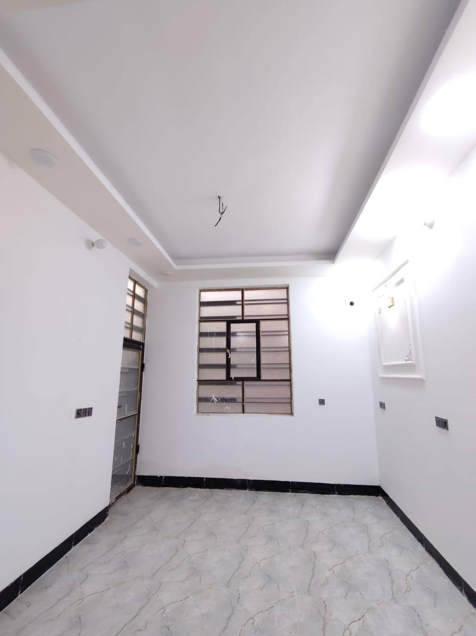 120متر للبيع🚩🚩🏠👇
_طابو زراعي سند 25 قرار محكمه مرقم ومشمول بالتطويب
_قريب من الشارع العام بالخط الاول مسافة 100 متر 
_بناء طابوق نهروان جمهوري صب تسليح مركزي اساس وسقف  
_غرفتين وصاله ومطبخ وصحيات داخليه وخارجيه واستقبال 
خدمات كامله ماء كهرباء تبليط خط مولد سوك مدارس اهليه وحكوميه انترنيت
بسعر 45 وبي مجال
عنوان البيت نجف مقابل ملحق قرية الغدير 
للاستفسار اتصل على *********** أو مراسله واتساب
