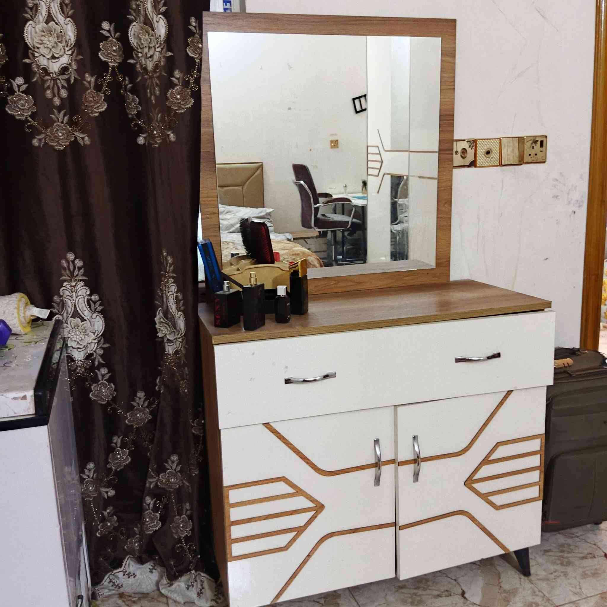 السلام عليكم عندي هذني الغرف البيضه سعره 200بيه مجال بسيط أو الجوزيه سعره 250قفل او الكيوبات السعر 200للأستفسار اكثر ***********
