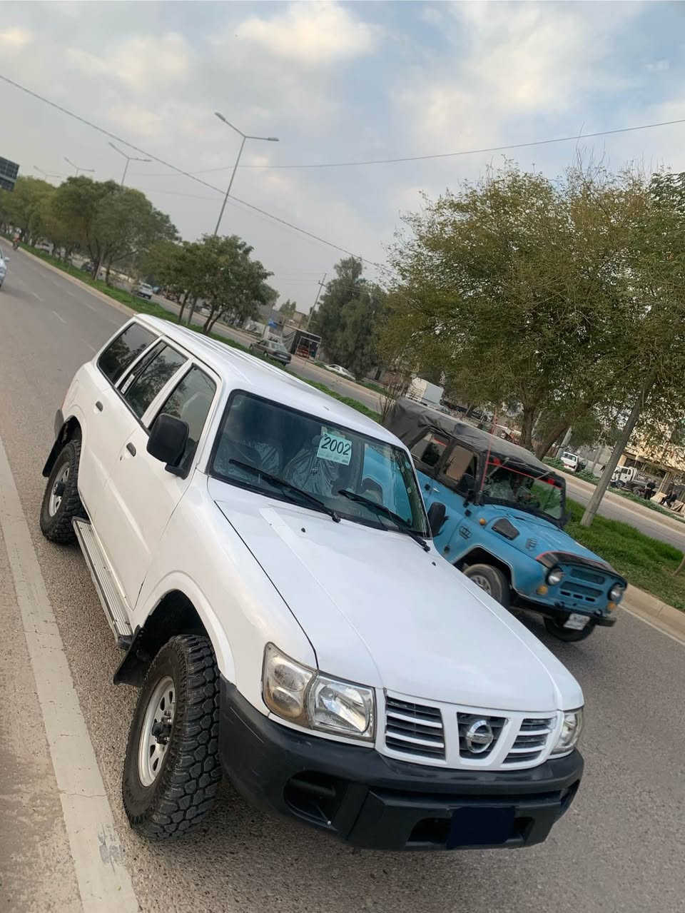 نیسان پاترۆڵ ٢٠٠٢ ناو بۆر
ئارم هەولێر
سەقفی شوشەیی
تەبریت سارد و گەرم 
چوار تایەو ویلی لۆک لۆکی لە ژێرە
تا ئێستا غازی بۆ نەبەسراوە
گێڕ و مەکینە و ئەکسل بەشەرت
سەیارەیەکی پاک و بێ مەسروف و بەقوەتە 
ناونیشان کەلار 
*********** كالار, السليمانية
