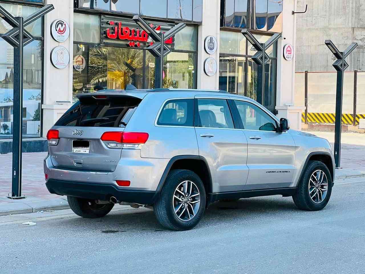 جيب شيروكي 2019 وارد امريكي السعر 178 وبيها مجال لاستفسار *********** مواصفات كشنات جلد كهربائي تبريد خلفي بصمه جنطه كهربائيه حساسات شاشه كبيره كامره خلفيه محرك 3600 محرك وكير مكفولات على وضع الشركه فور ويل تخم تاير جديد تبريد ثلج السياره جديده ما بيها اي نقص حادثها من امريكا جدآ بصيط قبق جنطه وبنيد فقط بدون اي ضرر داخلي ايرباكات سليمه راديترات الشركه ما ملعوب بيها والباقي كفاله رقم بغداد مشروع وطني تحويل مباشر مكاني ((كربلاء المقدسه ))
