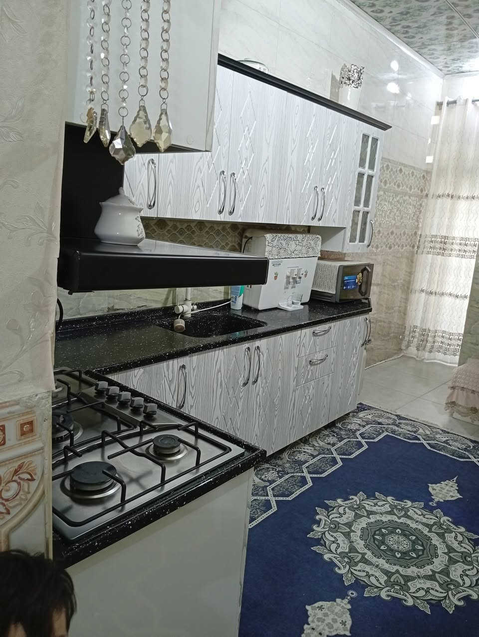 دار للبيع مساحه ١٠٠ متر نظيف  الأساس والسقف كونكريت غرفه سندويج فوك والكاونتر وغرفه الاخشاب وكيزر مع خط مولده المكان شارع المطار الجديد قرب جوهرة العرب شارع العلويات الدار مقابيل العلويات  للعلم منطقة الكريشات  اول منطقه مشموله بل تطويب للاستفسار خاص او الاتصال  ع الرقم ***********
