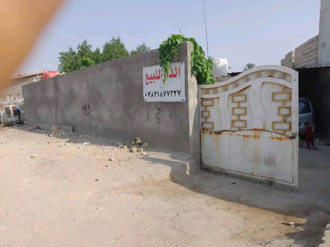 ببت للبيع مساحه ا400ركن محلات ثنين وياه مكون من غرفتين وصاله وصحيات ومطبخ عل شارع يبعد 100متر عن مفرك سديناويه بناء قديم بلوك  السعر 65وبي مجال بصيط التصال عل ***********
***********