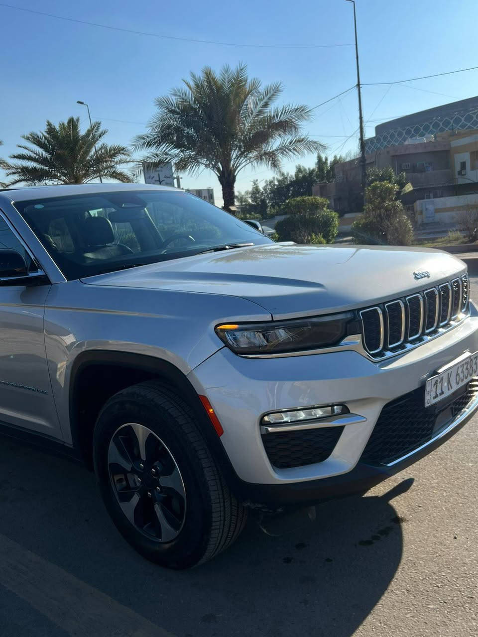 للبيع جيب كراند شيروكي لمتد هايبرد بلك ان 5 راكب
وارد امريكي فول مواصفات 
السياره حادثها جداً بصيط بابين تبديل نفس الون وصبغ كد شبر جاملغ ايمن 
‏ Grand Cherokee limited 4Xe 2023 2.0L 
رقم بغداد بسمي تحويل ثاني يوم 
ماشية 26 الف 
🟫 حجم المحرك ٢٠٠٠ تيربو جارج ٣٧٥ حصان مع محرك الكهرباء  
نظام الشحن : الشحنة الوحدة تمشيك ٤٥ كيلو بدون بانزين نهائيا يعني بالداخل متحتاج بانزين بس اشحن كهرباء  
داخل السياره لون اسود جلد 
🔴محرك تيربو + هايبرد + بلك ان  3 انظمة السائق يختار 
🔴 حساسات خلفية
🔴 ‏‎حساسات جانبيه بالمري
🔴 خمسة راكب 
🔴 رادار 360 درجة
🔴  تحديد مسار   
🔴  تبريد قطعتين
🔴 ثلاث انضمة قيادة 
🔴 بانوراما 
🔴 دفع رباعي. 
🔴 كير ماوس مع وضعيات القياده المختلفه للجبال والطرق الوعره والرمال والطين
🔴 شفتات ستيرن 
🔴 هاند بريك بصمه 
🔴مقود جلد + تدفئة 
مواصفات 
1️⃣ لايتات لد 
2️⃣ هيترات في الكشن 
3️⃣ شاشات عدد 2 شاشة  الحجم الكبير للراكب منفصلة 
4️⃣ كراسي خزن ميموري  
5️⃣ سستم صوت ALPINEو دمام خلفي بلادي 
6️⃣ تشغيل عن بعد
7️⃣ نظام محاكاة العجلة الذكي 
8️⃣ نظام ملاحة 
9️⃣ نظام قيادة ذاتية بريك امامي خلفي اوتو (توقف ذاتي 
السعر 33000 ألف دولار بية مجال بسيط 
مكاني بغداد الشعب سوق شلال
رقم الهاتف ***********
