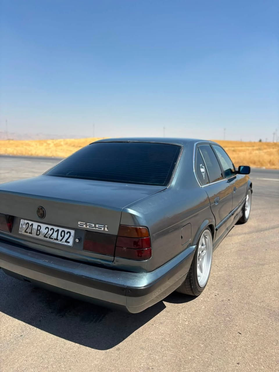 Bmw 525i بیلاد گێڕ عادی 
***********
ماشاءاللة دەوێ. مۆدیل ۹٠  لایت ئلقە ناو رەش  جام کارەبا کوشن سیاحی✅ ویلی ۱۸ دەسایز سەیارەکە کامل مەسرەف کراوە و بێ عەیبە.   تەبرد لەسەر سویچ بە شەرت.   تەقە و رەقەی نیە مەکینەی ٥۲٥ دیجیتالی ئەوروپی لەسەرە. جرکەی تیا نیە بە شەرتی ۱٠٠ فیتەر گێڕ و مەکینە و کارەبایات و ئەکسل دارو بەرد  بە شەرت سەیارەکە رەقەم باریک سلێمانیە تا ۲٠۲۷ نوێیە و ۲وەرەقە غرامەی تیایە تەحویل بەناوکردن بە شەرتە
 سعری ئارمێکە ٥٦ وەرەقە
***********
شوێن 📍کۆیە
