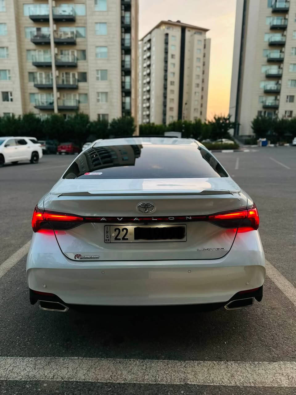 ﷽
أفالون 2019 ليمتد (AVALON 2019 LIMITED) 📦
خليجي درجة أولى
سفر / وكالة جيهان
المسافة المقطوعة: 89,000 كم
البصمتين (الريموتين) الأصلية موجودة
فول مواصفات (أعلى فئة):
 بصمة (تشغيل ودخول ذكي)
 فتحة سقف (سلايد)
 بروجكتر زجاجي (داتاشو / HUD)
 نظام صوتي JBL
 رادار أمامي وخلفي
 رادار تحديد المسار
 أوتو ستوب (Auto Stop)
 أوتو هولد (Auto Hold)
‎ حساسات
 مقاعد تبريد وتسخين
 شاحن لاسلكي (Wireless Charge)
 ذاكرة خزن المقاعد
 جلنط بصمة (بريك إلكتروني)
 مثبت سرعة (تحديد سرعة)
 مقاعد خلفية مزودة بهيتر (تسخين)
 والعديد من المواصفات الأخرى...
ملاحظات السيارة:
 أربع إطارات بلاد أصلية من شركة (Bridgestone)
 بشرط من الدعامية للدعامية (بدون حادث)
 خالية من تعديل البارد (PDR) وبدون صبغ، عدا تعديل بسيط جداً على خدش في الدعامية الخلفية.
 المحرك والقير بشرط.
 الهيكل والمكفولية بشرط (بدون أي طقطقة أو أصوات).
للمزيد من المعلومات يرجى الاتصال على الأرقام التالية:
📞 ***********
📞 ***********.
