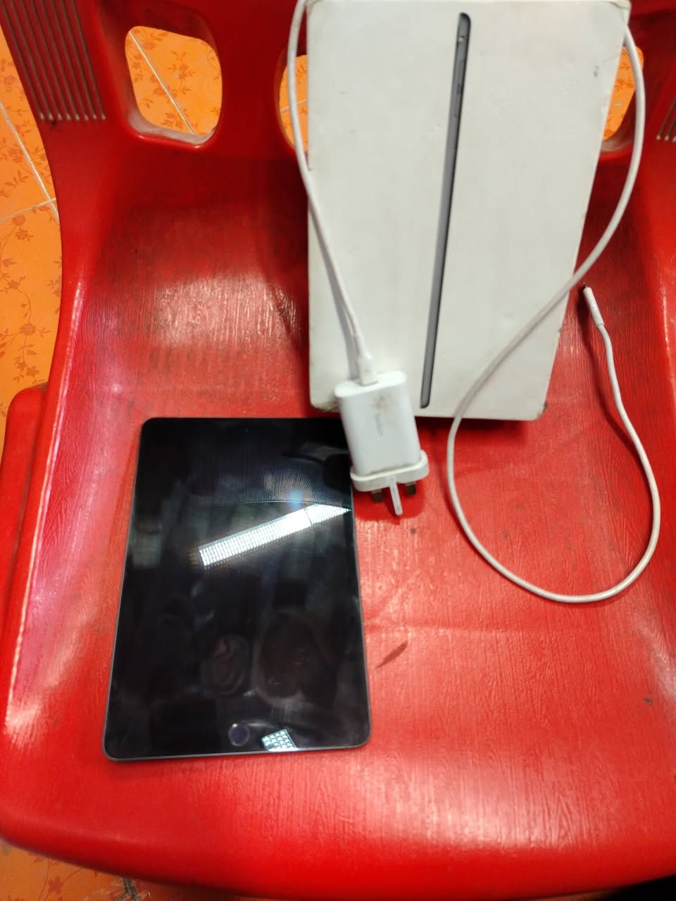 سلام عليكم ايباد مني5 لبيع ذاكرته 64 جهاز نضيف مامتفوح ولا مبدل بي شي سعره 250 الف بي مجال قليل يجي ويا كارتونته وشاحنه لصليه مكاني البصره رقم الهاتف ***********
