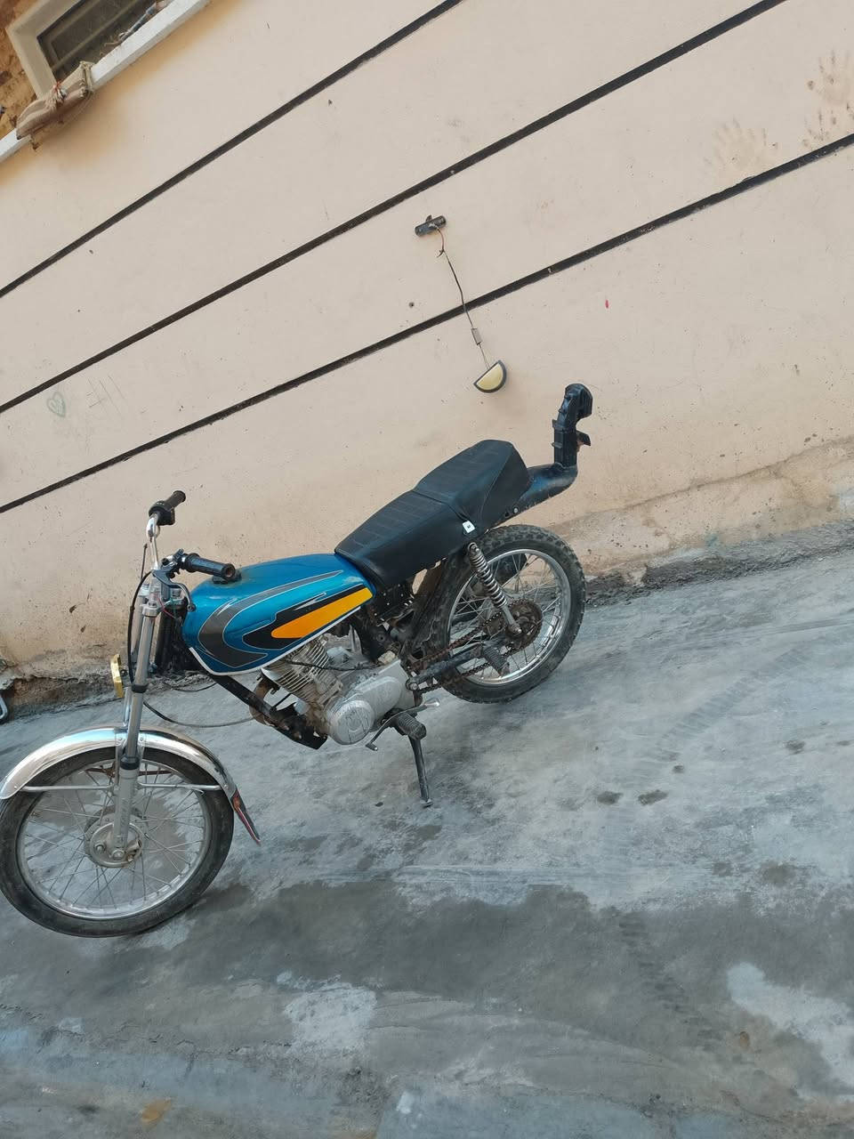 سلام عليكم دراجه للبيع الدراجه حلوه ونصبه السعر ٢٨٠وبيه مجال العنوان ديالى بعقوبة  الوثبه الهويدر ***********
