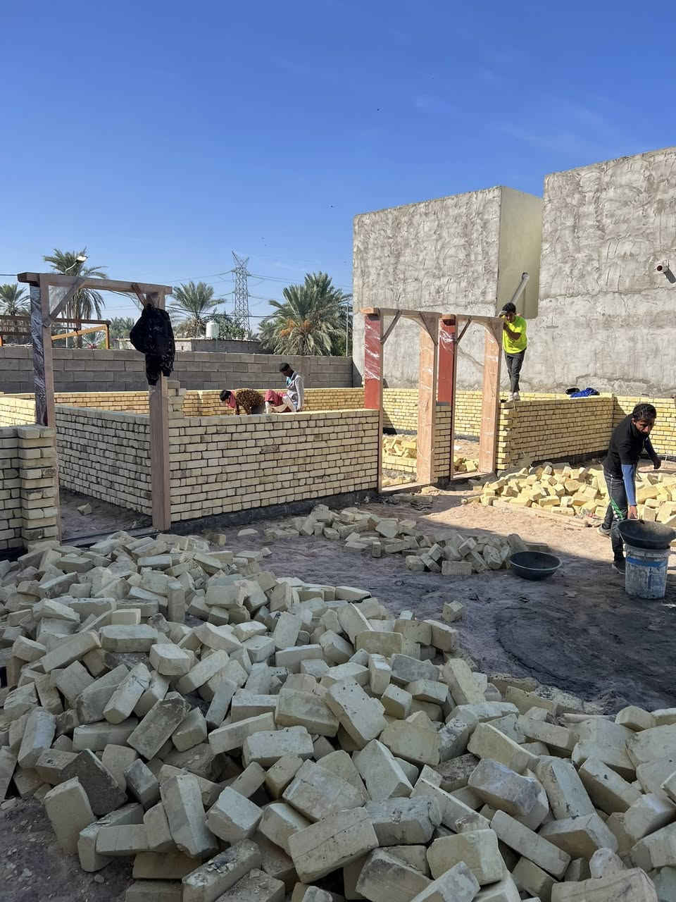 سلام عليكم مستعدون لبناء المدارس والمجمعات السكنية في محافظة البصرة *********** بإدارة حجي محمد
