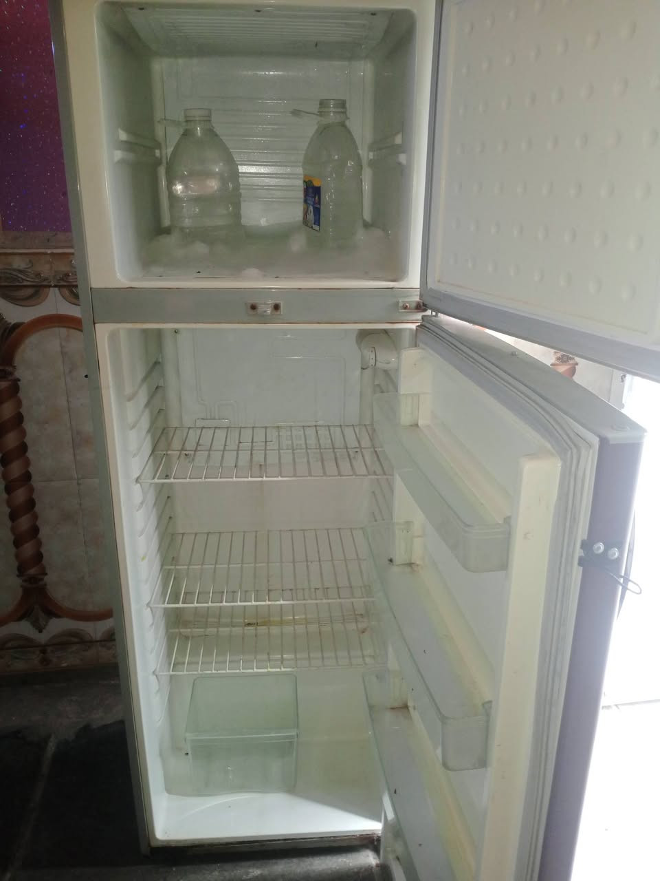 السلام عليكم ثلاجه للبيع على الفحص تجميد خير من الله مكان الديوانيه الاتصال على هذام***********
