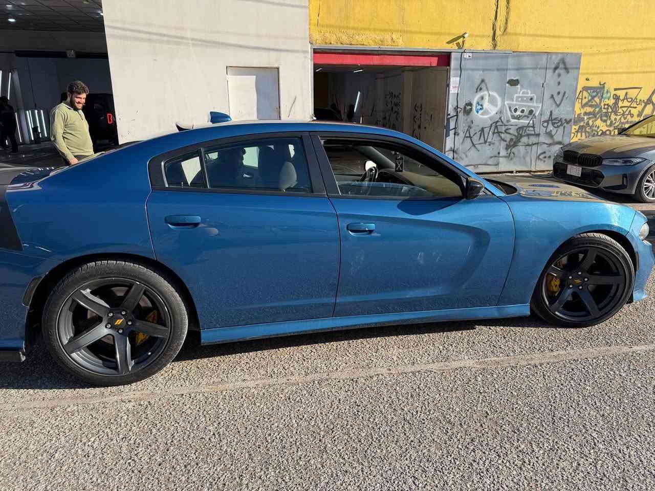 السلام عليكم 
جارجر هيمي v8 rt موديل 2021 فول ما عدا الفتحة تدفئة مقاعد وستيرن ونظام صوتي هارمن كاردن حادثها قطعة وحدة وبيها كلير 4 قطع من امريكا بدون دواخل وشاصي مكفول ومحرك وكير مكفول ماشي62 مايل للبيع بسعر 225 رقم اربيل ومكانها بغداد للاتصال على *********** او مراسلة الصفحة
