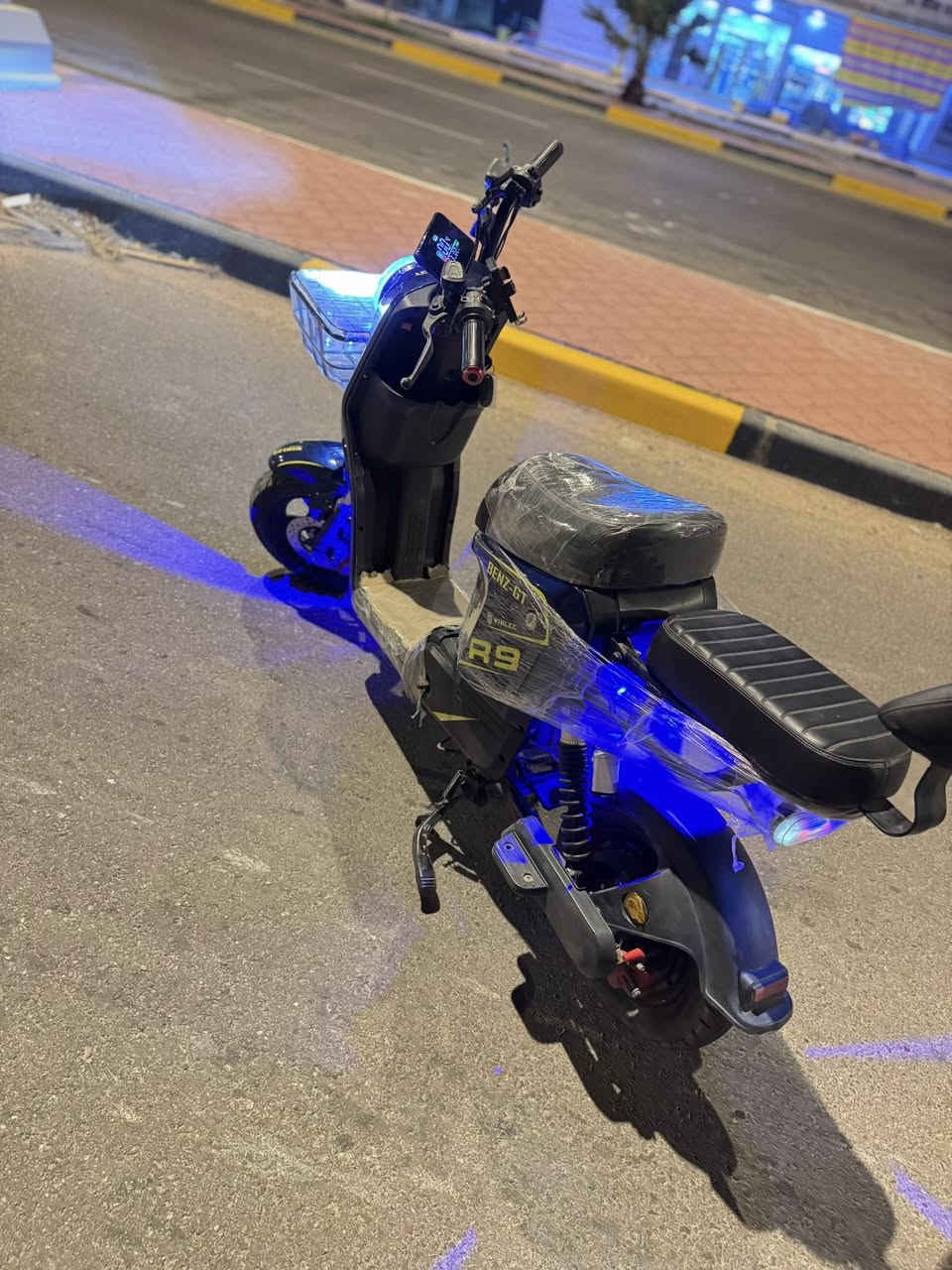 اسلام عليكم دراجه R9للبيع نضيفه توه امبدلين بطاريات جدد ليثيوم 24امبير  شغاله من الطوال للطول  مكانه البصره  اسعر 400اوبيه مجال رقم ***********
