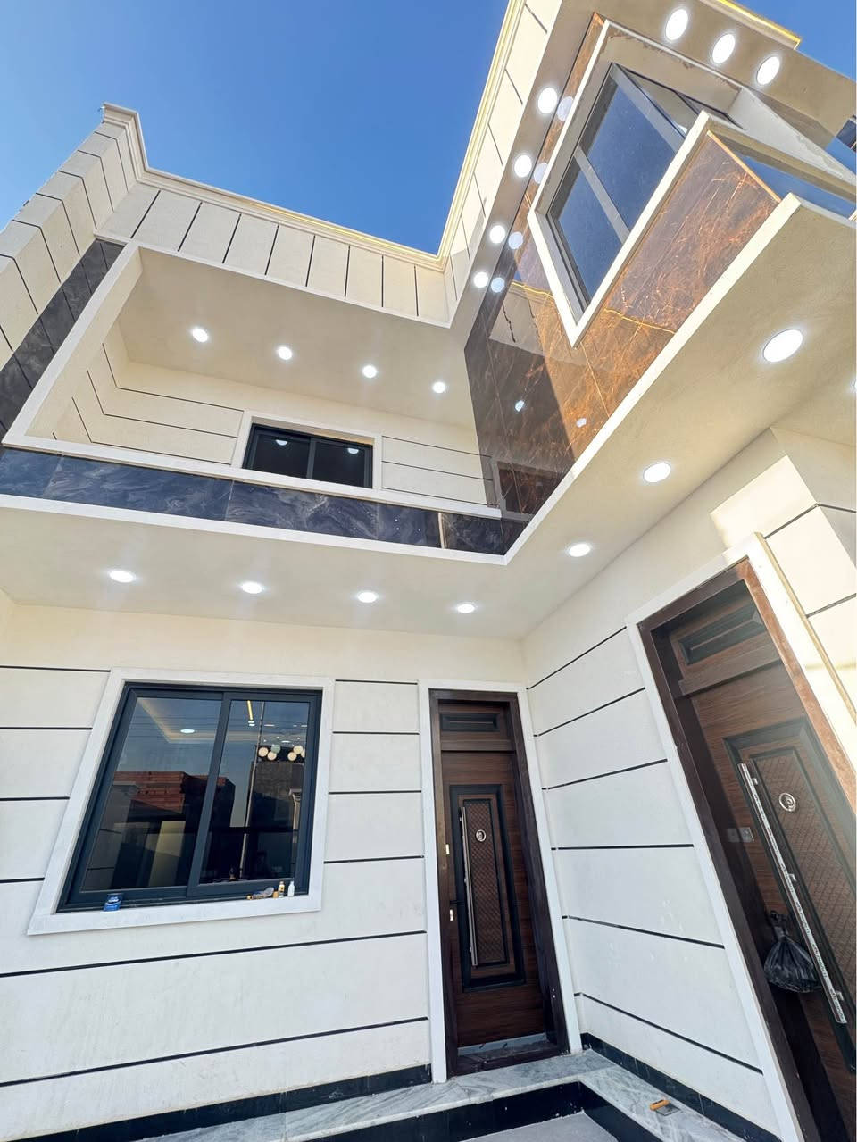 أختر منزل احلامك معا مكتب الذهبي للعقارات والمقاولات العامه 🏠  
استثنائيه بـ مواصفات عصريه حديثه ✨
تستلم مفتاح كامل من كلشي الاناره وغيرها جاهز لسكن 🔑
 البيت طابو عراقي وكاله بـ اسم المشتري ونسخه من الطابو 📄
الموقع .........🔴
البصره ابي الخصيب  منطقه ابو الجوزي 
يطل عل 3 شوارع 
بناء حديث درجه اولى واجهيه فخمه ترتيب هندسي 👷🏻‍♂️طابقين  الاساس رفت 
يبعد عن الشارع السايدين 700متر
تبليط الباب البيت 
  ————————🔹
يتكون البيت 🏘️  من 6 غرف نظام  سويت 
صحيات خارجيه وداخليه 🛁 
أبواب قاصه 🚪
صاله  
استقبال 
مطبخ 
حديقه 🪴
كراج 🚘
المساحه 200 متر 
السعر 188 💵 قابل للتفاوض 
 مكتب الذهبي للعقارات والمقاولات العامه مستمرين بعروض جديده ومميزه💎 
للاستفسار اكثر اتصال او مراسله واتساب 
0775811166📞0788 373 6415 البصرة, العراق
