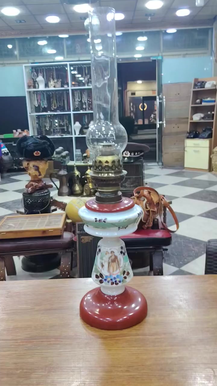 مصباح نفطي انتيك من زجاج الاوبالين رسم يدوي مكان فتيله نحاس الأرتفاع ٥٤ سم واتساب *********** العنوان ديالى خانقين يوجد توصيل
