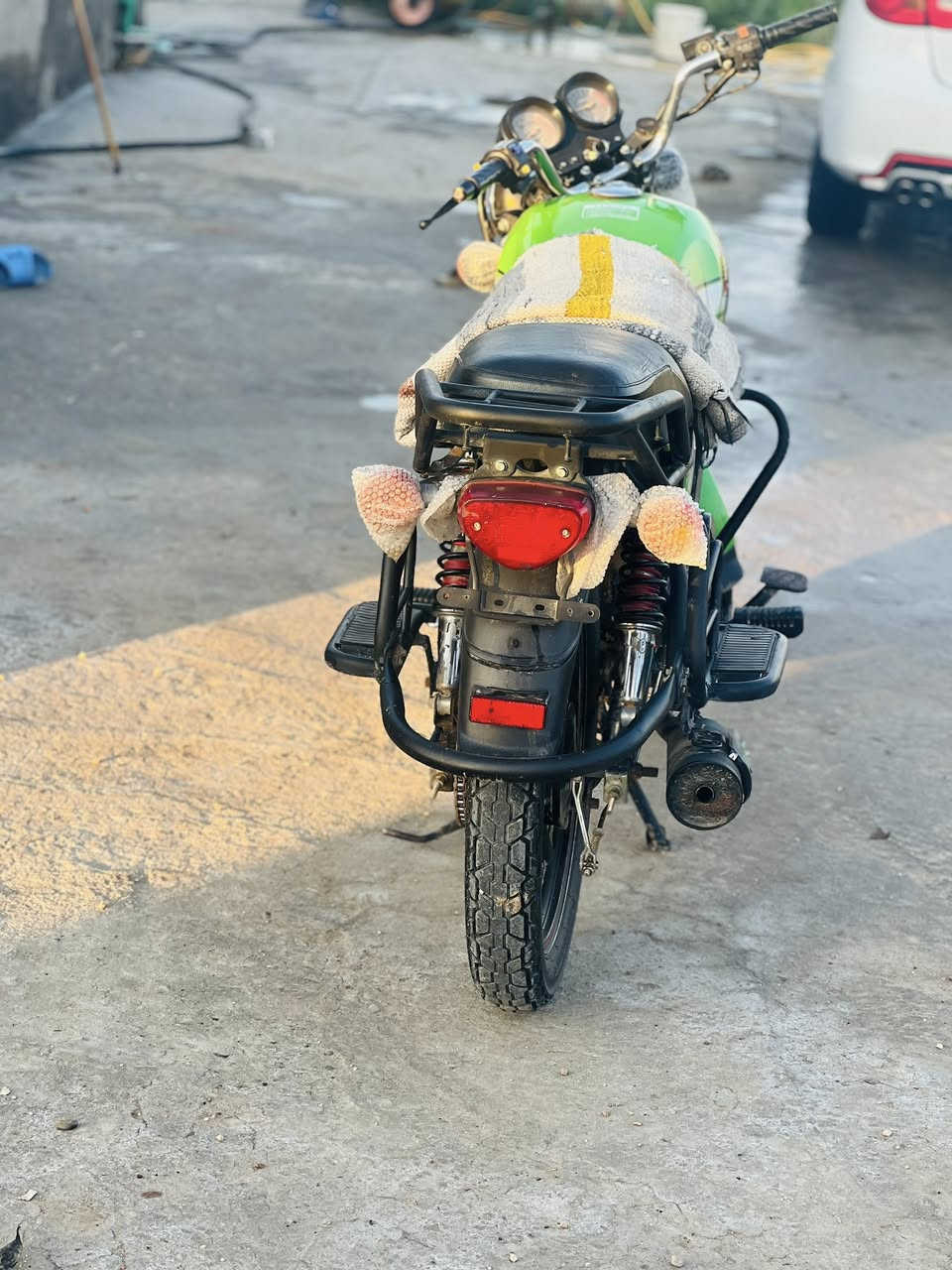 سلام عليكم دايوان نفخ موديل ٢٢  طالعه بل ٢٣  وراق سكنر محرك 200cc دراجه بحالت لوكاله مكفوله كفاله عامه كله شغاله بعد حله من صوره سعر (مليون و150) وبيه مجال مكان بابل محاويل قرب علي بن لحسين  شراي خاص او اتصل ***********
