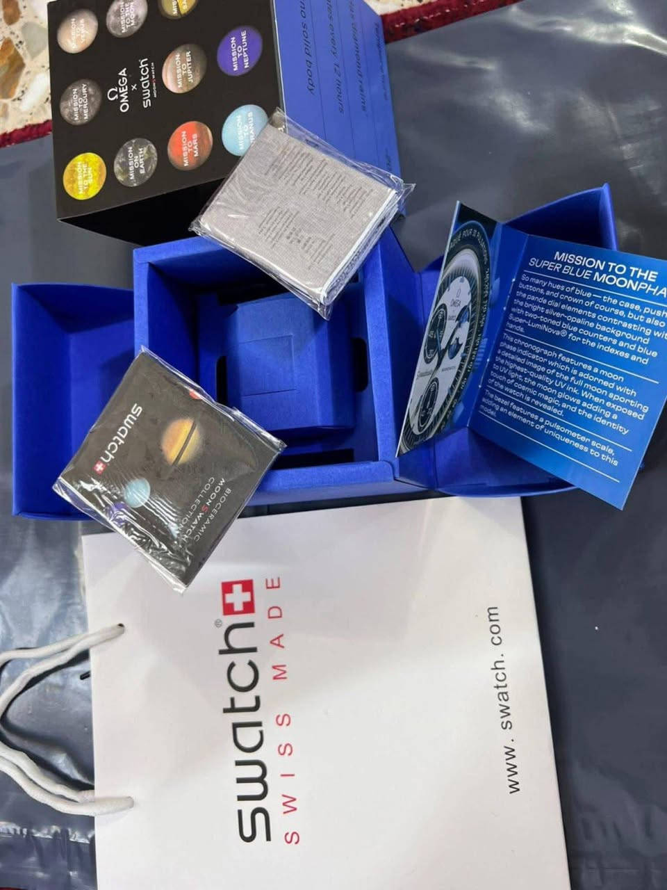ساعة من ماركة اومكا Omega x Swatch MoonSwatch وارد اوربي
تحفة فنية

تصميم مستوحى من سطح القمر والأرض

مكينة كوارتز ناعمة ستوبوج (جميع السناتر شغاله)

المينا رمادية محببة تعكس شكل التضاريس القمرية

فول لامينوس ارقام واميال

مؤشر مراحل الأرض شغال يظهر الأرض بألوان خاصة والمحيطات تتوهج تحت ضوء UV

مؤشر مراحل القمر شغال 

هيكل من مادة Bioceramic (خليط بين السيراميك والبلاستيك الحيوي)

 سير قماش VELCRO مختم

زجاج معدني مقبب ضد الخدش

مقاومة ماء وغبار 

السعر 35الف مع توصيل والملحقات


**إذا كنت صاحب هذا الإعلان وتريد حذفه لأي سبب، رجاءا أرسل رسالة إلى الدعم الفني**