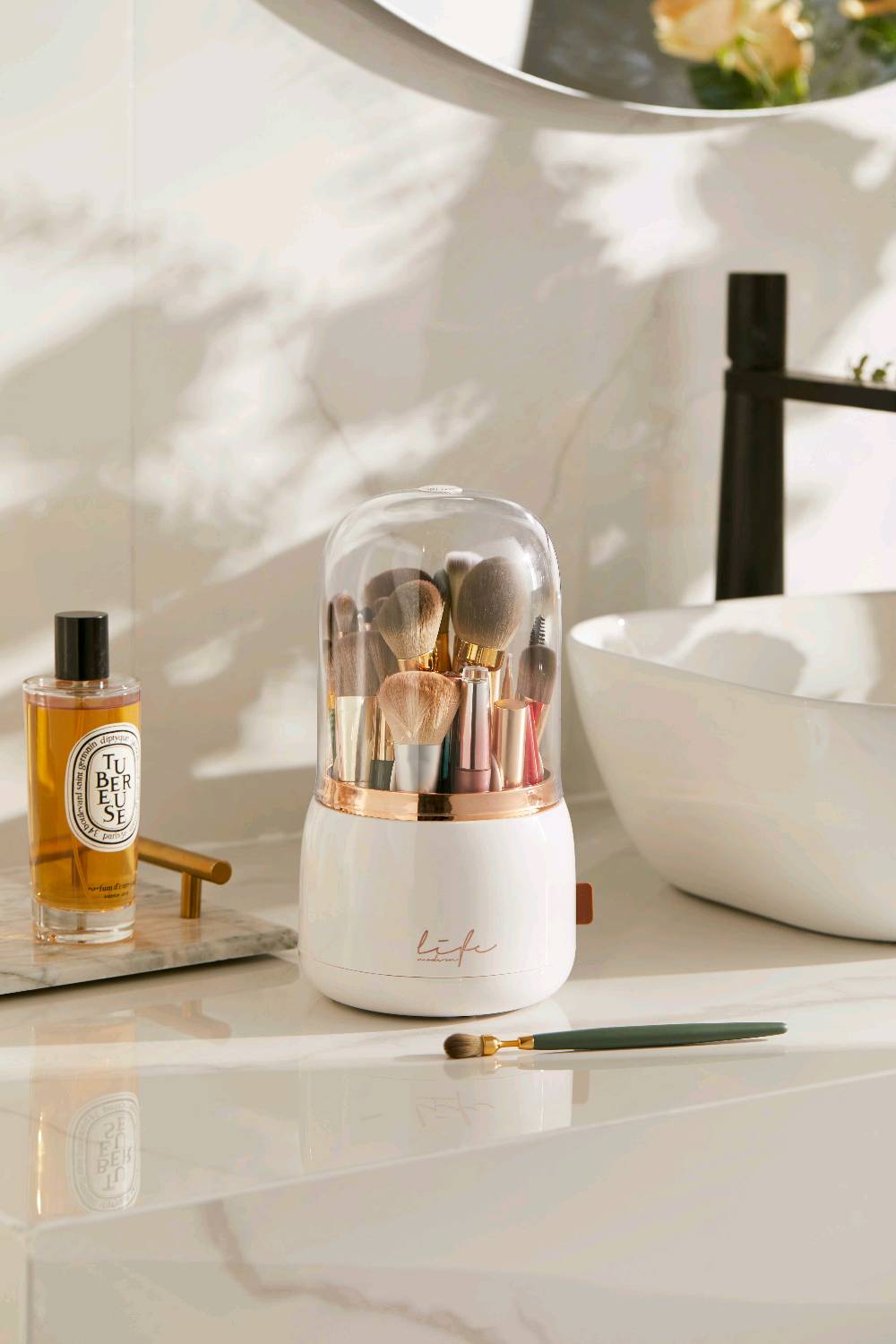 حافظة فرش مكياج دوارة
المميزات:

هيكل خارجي مقاوم للكسر و ضد الأتربة والماء

قاعدة دوارة 360 درجة

تصميم مميز و خفيفة الوزن

ابعاد المنتج: القطر 13 سم  الارتفاع 24 سم

الملاحظات:
 المنتج فقط حافظة ولا يأتي معه فرش مكياج

لا يمكن استبدال او استرجاع 