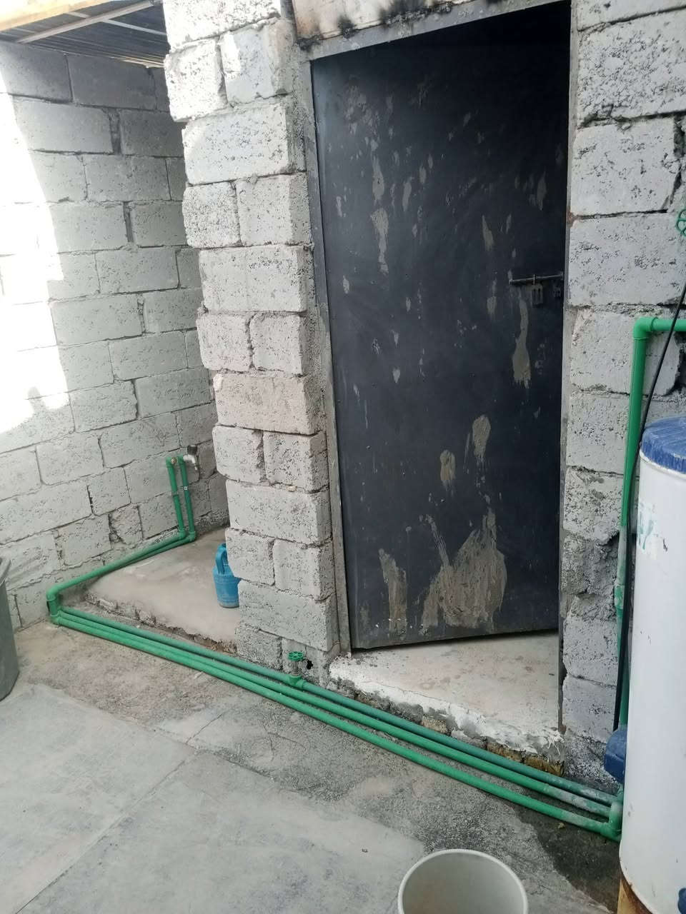 دار للبيع بناء بلوك مساحه 70 متر عكاده فرمستون بي نواقص لبخ والارضيه بيع مناسب حي الامين الثاني كامل خدمات قريب الشارع 150م وتساب ***********
