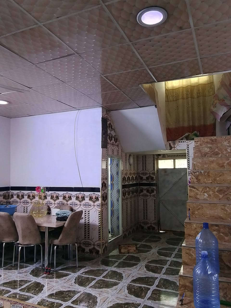 السلام عليكم بيت للبيع مساحه 300 متر استقبال كلدور هول صاله غرفتين نوم مطبخ صحيات داخليه وخارجيه قريب الشارع الخدمي العريفيه خلف قصابه المصطفى ***********
