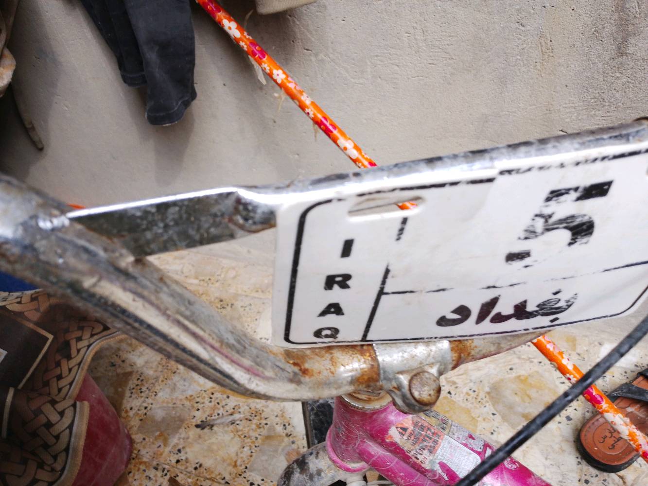 دراجة أطفال وردية اللون بحالة جيدة. تحتوي على زينة ملونة على العجلات التي تضيف لمسة جمالية فريدة. المقود والسرج مريحان وآمنان للاستخدام اليومي. الدراجة مثالية للأطفال الذين يحبون الركوب في الحديقة أو في الأماكن العامة.