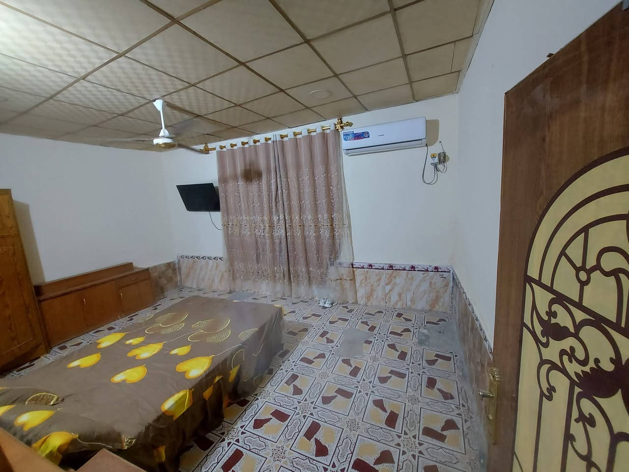 يرهم اقساط ويرهم نقد
دار للبيع زراعي سند 25 مسجل بلدية 
مشمول بالتطويب وبي وصل
المساحة 250 واجهة 15 نزال 17
يحتوي على غرف عدد 2
صالة و استقبال مطبخ حار + بارد
العنوان الديوانية طريق السنيه عمود 637
يبعد عن الشارع 200 متر منطقة مخدومة
عوزها بس تبليط السعر 35 وبي مجال

الشراي يتصل 
***********
***********
