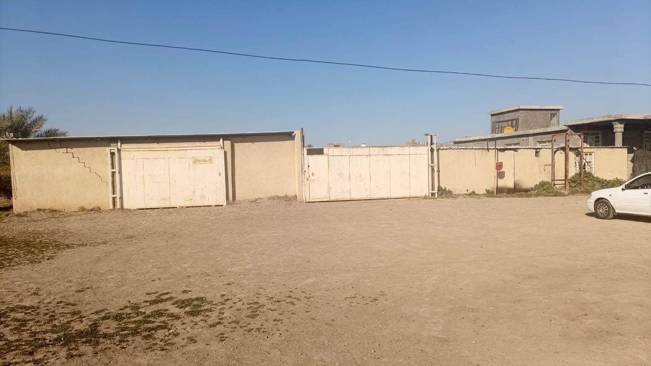 ♥️الارض موقعها ابو غريب قرب محطه جوهره العدنان
♥️الماء والكهرباء متوفره ٢٤ساعه
♥️تبعد عن الخط السريع حوالي خمس دقائق وعن الغزاليه عشر دقائق
♥️ مساحه الارض دونمين ونص واقع حال في السند دونمين 
♥️تحتوي ع حقل ابقار يتسع لاكثر من ٣٠٠بقره وايضا يوجد فيها حقل لزراعه الافطر
♥️وتحتوي ع غرف للعمال عدد الغرف ٣ بس الغرف مو بناء مفول يعني ع كد ادارة المزرعه 
♥️اما صنف الارض طابو زراعي سند ١٧ هيه جانت ١٨دونم ولكن نباعت بعض الارض منها وهاي الي بقت
♥️بخصوص السعر 325 مليون وبيها مجال 
♥️للاستفسار اكثر وصور وفيديوات يرجى التواصل مع الارقام التاليه : 
للاتصال *********** اتصال/واتساب
*********** واتساب بغداد, العراق
