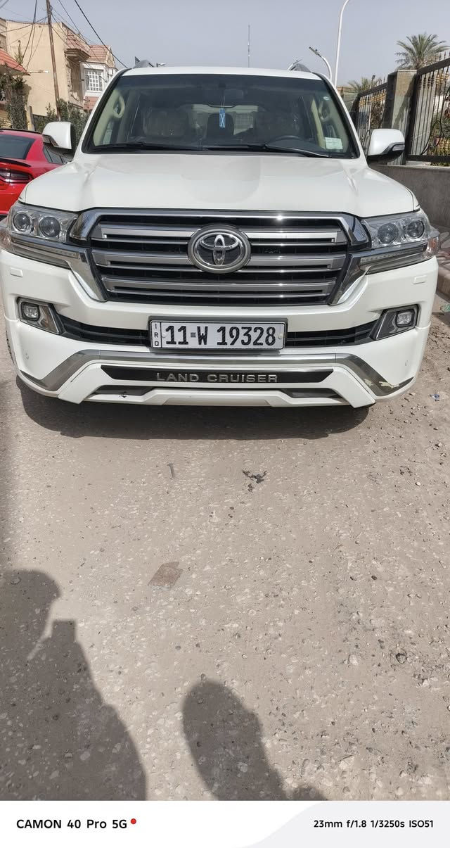 السلام عليكم للبيع لاندكروز موديل 2017 ابريم اصلي رقم  بغداد الجديد بسمي تريد تحويل أو وكاله تدلل سياره مكفولة كفاله عامه من صبغ والتبديل وفتح. وحتى الدعاميات. 
السياره جديده بمعنه كلمة.
فول مواصفات 1/1
بصمه تشغيل
5بصمات ابواب 
فتحه سلايت
كشنات ثنين كهرباء ثلاث حركات 
كشنات جلد اصلي
ديفيدي بل قماره 
زراكات
اشارة لكزز
مري قلاب
مري شفط
جنطه شفط
شاحن 
دبل ماوس
مثبت سرعه
سبعه راكب
ثلاث قطع تبريد
مطفايه حريق
محرك V6 
8ايرباك
حساس امامي
حساس خلفي
تحكمات ستيرن كامله
كامرة دوارة
وباقي مواصفات البريم معروفه. 
اسبير سياره ما نازل 
 ماشيه.(150)الف حقيقي
السعر (535)ورقه $ وبيها مجال 
اللاستفسار اتصل على الرقم
***********مكاني بابل
