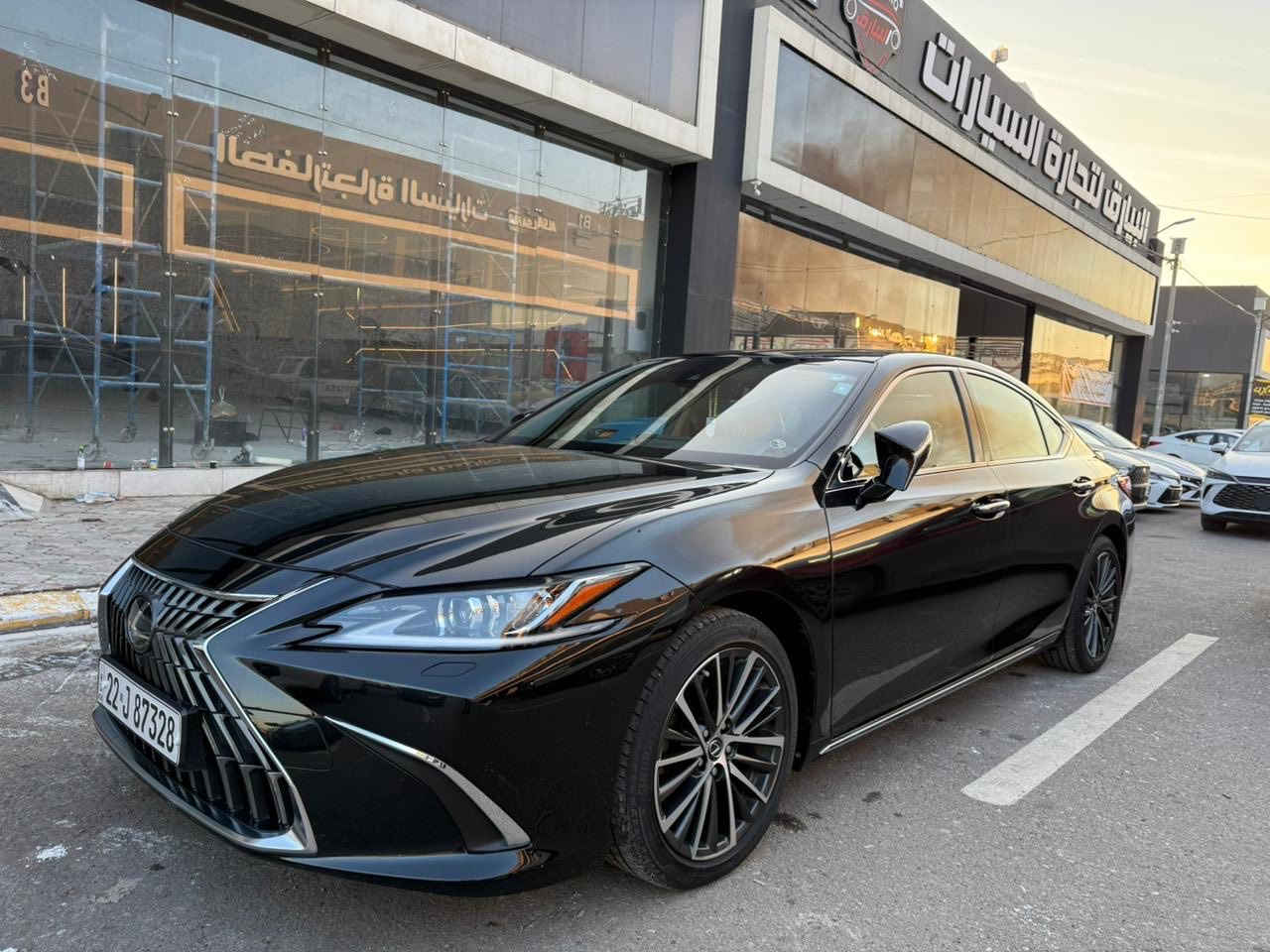 لكزس es 350 للبيع ماشي 38 الف عليها افلام حمايه كامله مواصفات خاصة السعر خاص ***********
