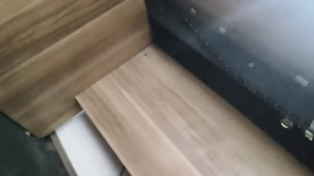 ميز مكتبي مسوي كيمنك جبير كلش وقوي كلش ونظيف مابي لا شخوط ولا شي مستخدمه قليل جنت خال عليه شاشع 24 وشاشه 32 والكيس سعره 100 وبي مجال بسيط وعندي توصيل داخل بغداد بي انارة تجكم بالتلفون ***********
