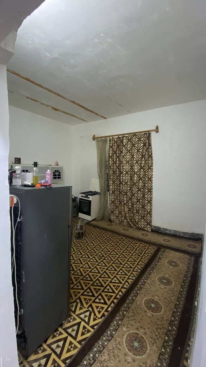 السلام عليكم بيت للبيع بمساحة 200م يتكون من غرفتين وصاله ومجمع صحيات السعر 25 الموقع الدغارة حي العسكري يم كاع ال زوير الاستفسار ***********
