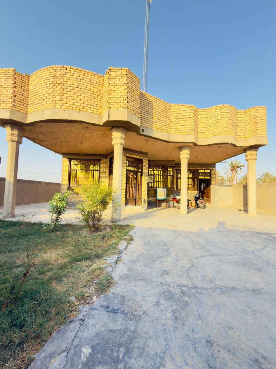 بيت للبيع المساحة 575 متر طابو زراعي سند 25 تحويل مباشر بأسم المشتري بالحياويين موقع مميز على الشارع التبيلط مباشر خدمات كاملة وموقع راقي للسكن من حيث الهدوء والطبيعة الخلابة ✅ 

بناء سنة 2017 اساس بوكس بناء طابوق سقف صب 
#البيت_اساس_رفت_صب_بالكامل ✔️
نظيف جداً وجاهز للسكن ومابيه نقص طابق واحد ☑️
༺༻
#يمنع مراجعة البيت التواصل مع الارقام فقط ☎️   
#بطلب_من_صاحب_البيت ✔️ 
ــــــــــــــــــــــ༺༻ـــــــــــــــــــــــــ 
3 غرف نوم صالـــــــة استقبــــــال 
مطــــــبــــخ حـــار وبـــارد 
مجمع حمامات وصحيات داخلي وخارجي
ارضية كاشي درجة اولى جديد 
مجاري دفن للبيت بالكامل 
مولدة للمنطقة خط ذهبي 
كراج يتسع ل 3 سيارات 
حديقة 
ممر من كل اتجاهات البيت 
شارع تبليط بالباب 

البيت متعوب عليه وبناء ممتاز ✅
ــــــــــــــــــــــــــــــــــــــــــــــــــــــ
السعر 120 وبيه مجال بسيط ☑️ 
ـــــــــــــــــــــــــــــــــــــــــــــــــــــ 
للأستفسار أكثر مراجعة 
#مكتب_محمد_الجبوري لبيع وشراء عقارات القاسم والمقاولات العامة والتصاميم الهندسية 
#المكتب_مجاز_رسمياً والمكاتبات رسميه لضمان حقوقكم ✅ 
#عنوان المكتب شارع الجديدة مقابل مدرسة الزهراء مجاور اسواق نمبر ون  
***********  📲 
***********  📲
